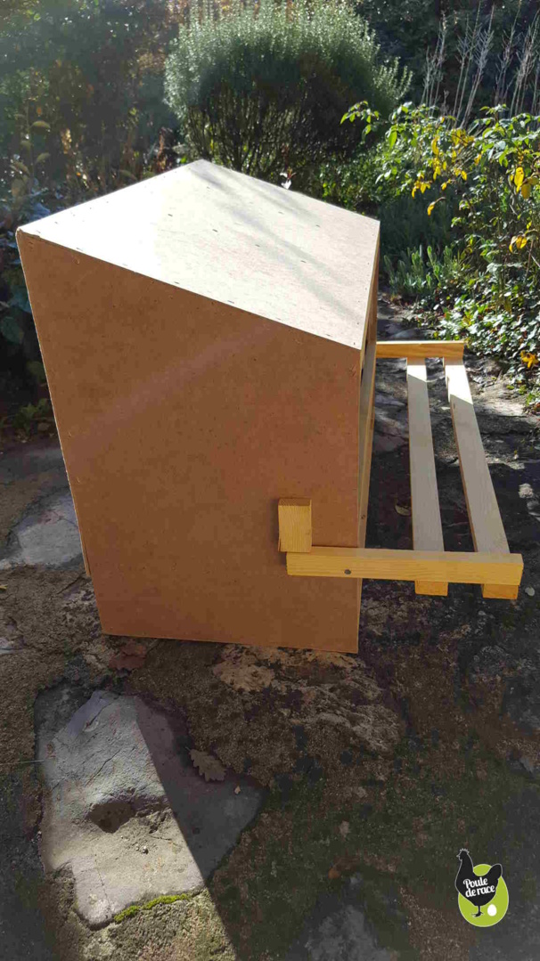 coté du pondoir avec le toit en pente coté du pondoir avec le toit en pente