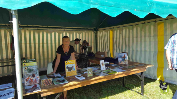 le stand du MCF riche en documentation sur la poule de Marans