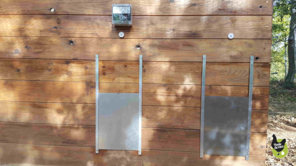 Avec un seul boitier moteur on peut commander deux trappes Avec un seul boitier moteur on peut commander deux trappes