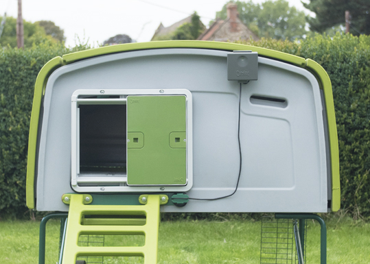 Vous pouvez également monter la porte automatique d'Omlet sur l'Eglu Cube - Version 1. Vous pouvez également monter la porte automatique d'Omlet sur l'Eglu Cube - Version 1.