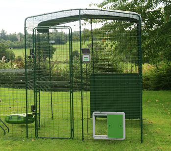 La porte automatique est compatible avec le grand enclos pour poules d'Omlet. Vous pouvez la monter dans les deux sens pour choisir si elle s'ouvre vers la droite ou vers la gauche. La porte automatique est compatible avec le grand enclos pour poules d'Omlet. Vous pouvez la monter dans les deux sens pour choisir si elle s'ouvre vers la droite ou vers la gauche.