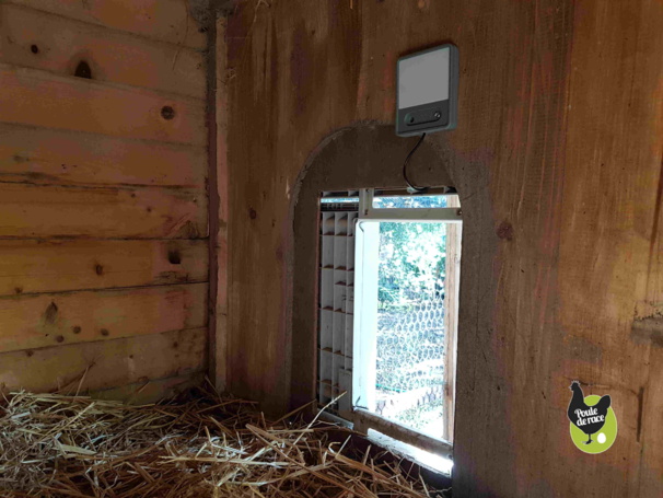 La porte automatique pour poulailler pouvant être adaptée à tous types de poulaillers il en est de même pour la lampe. La porte automatique pour poulailler pouvant être adaptée à tous types de poulaillers il en est de même pour la lampe.